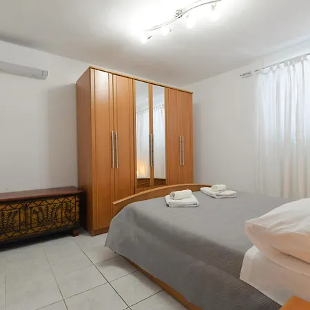 Staro Selo Apartment Murter